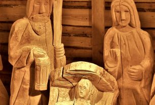 Un pessebre de fusta a escala real pren forma a la plaça Major de Campdevànol