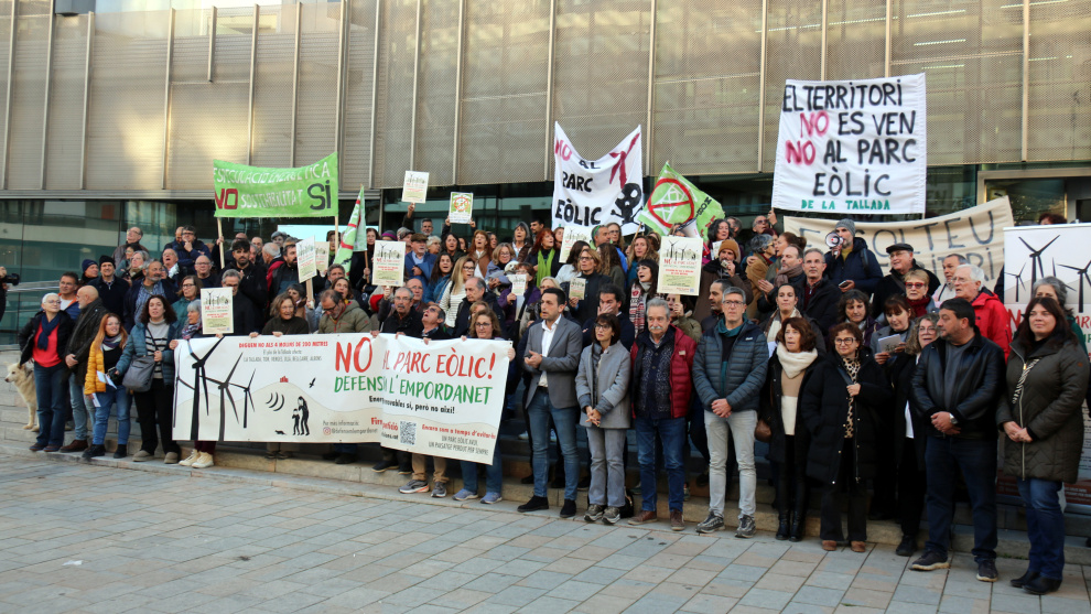 Front comú de 42 ajuntaments gironins per frenar els macroprojectes eòlics