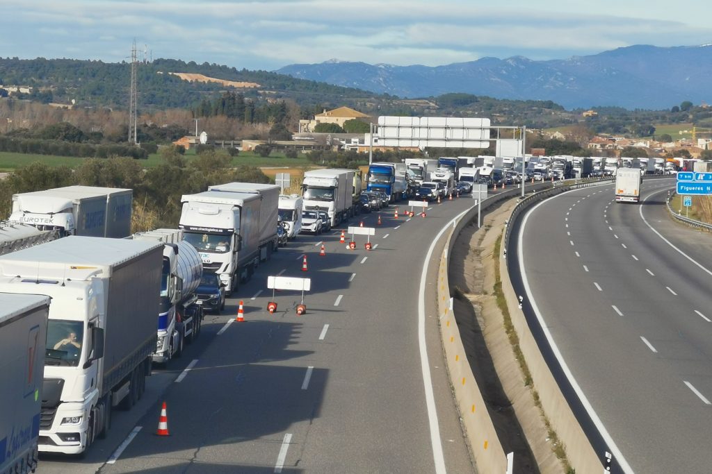 Els pagesos tallen l'autopista AP 7 i condicionen la circulació a l'N II a l'Alt Empordà