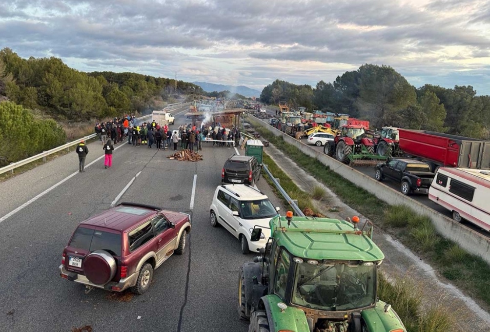 Els pagesos tallen l'autopista AP 7 i condicionen la circulació a l'N II a l'Alt Empordà